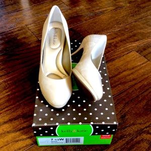 Beige patent leather look 7 1/2 W Kelly & Katie